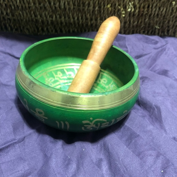 Green Tibetian Singing Bowl with Wooden Mallet - Picture 3 of 11